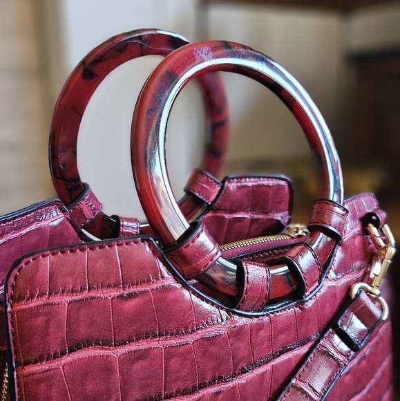 Imoshion red faux alligator embossed leather purse with acrylic handle. - Picture 2 of 10